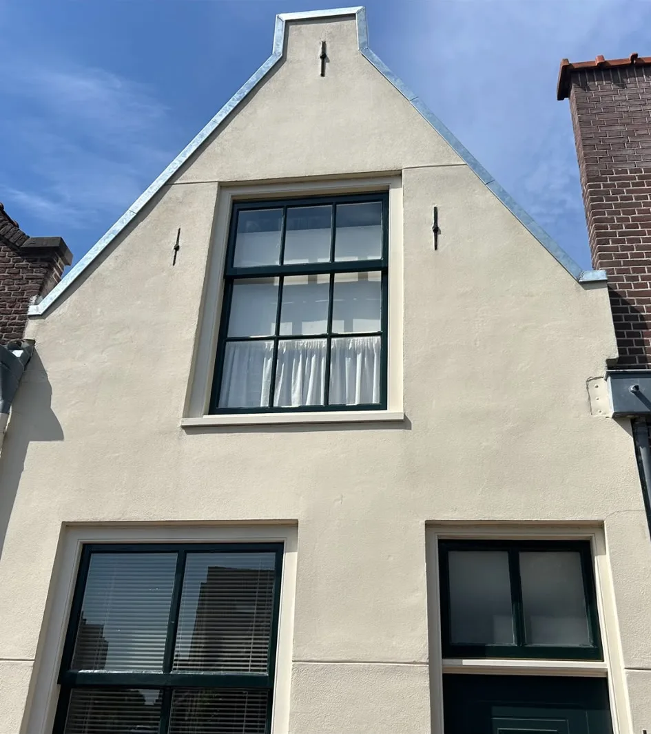 Detail van zinkwerk op een topgevel
